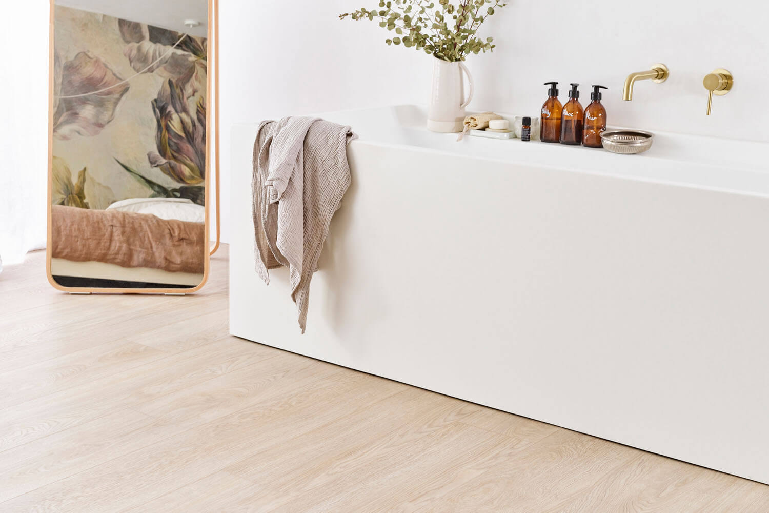 Белая ванна в ванной комнате с роскошным виниловым полом Moduleo LayRed Laurel Oak 51230 с тиснением в регистр.